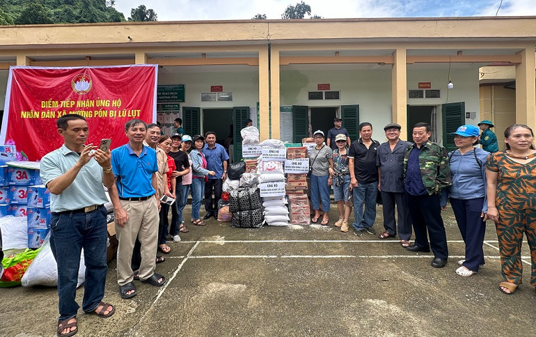 Thành viên Đoàn Câu lạc bộ bơi thành phố Điện Biên Phủ trao hỗ trợ người dân bị thiệt hại do lũ quét ở Mường Pồn.