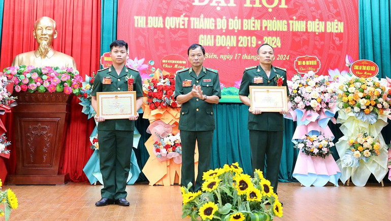 Thiếu tướng Lê Văn Phúc, Phó Tư lệnh Bộ đội Biên phòng trao Bằng khen của Bộ Tư lệnh Bộ đội Biên phòng tặng 2 tập thể thuộc Bộ đội Biên phòng tỉnh Điện Biên đạt nhiều thành tích trong phong trào thi đua quyết thắng, giai đoạn 2019-2024.