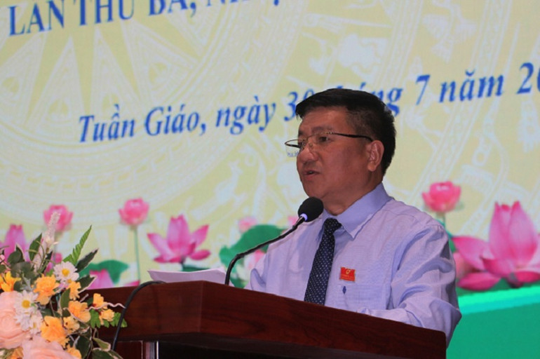 Đồng chí Lò Văn Phương, Chủ tịch Hội đồng nhân dân tỉnh Điện Biên thống nhất các nội dung tại hội nghị trao đổi kinh nghiệm.