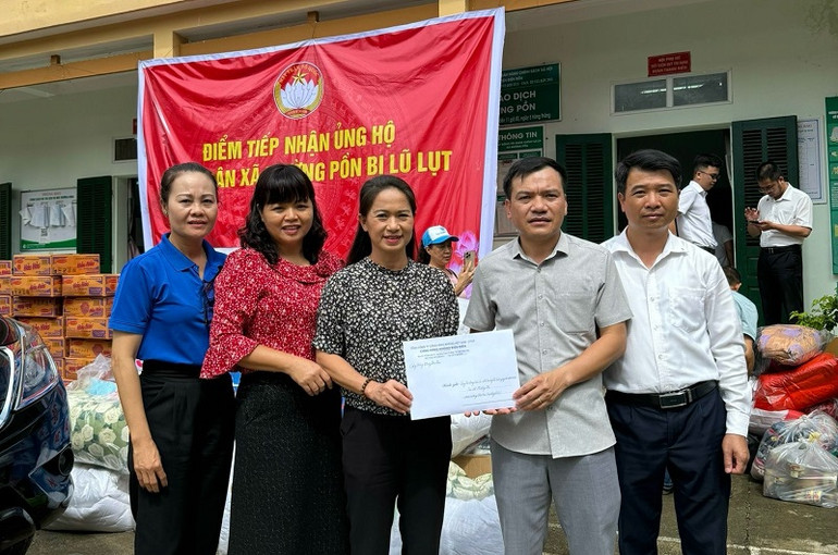 Lãnh đạo, cán bộ Cảng Hàng không Điện Biên trao kinh phí hỗ trợ nhân dân Mường Pồn khắc phục hậu quả lũ quét.