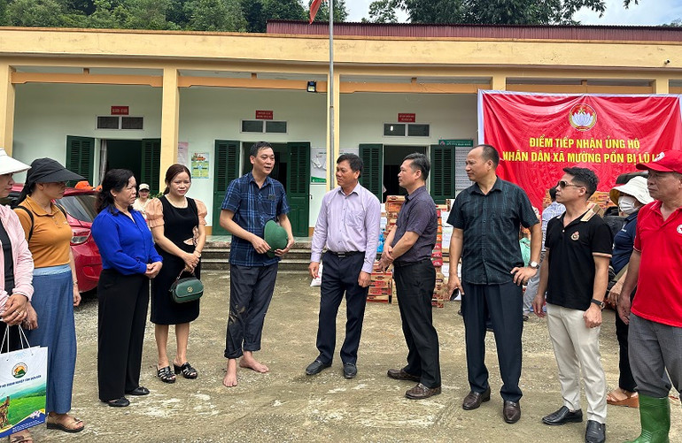 Ông Nguyễn Tiến Cường, Phó Chủ tịch Ủy ban nhân dân huyện Điện Biên thông tin thiệt hại và tiến độ khắc phục hậu quả lũ quét ở Mường Pồn đến các đồng chí lãnh đạo Hiệp hội Doanh nghiệp tỉnh và các nhà hảo tâm, thiện nguyện.