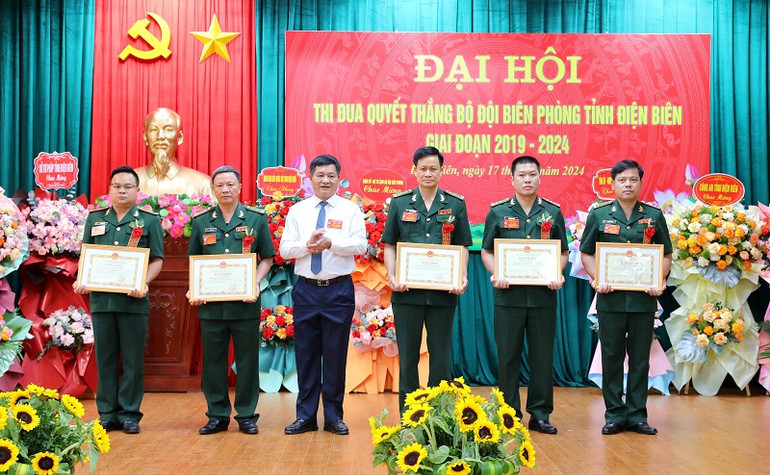 Đồng chí Lê Thành Đô, Chủ tịch Ủy ban nhân dân tỉnh Điện Biên trao Bằng khen của Ủy ban nhân dân tỉnh tặng các tập thể, cá nhân thuộc Bộ đội Biên phòng tỉnh Điện Biên, có thành tích trong thực hiện phong trào thi đua quyết thắng, giai đoạn 2019-2024.