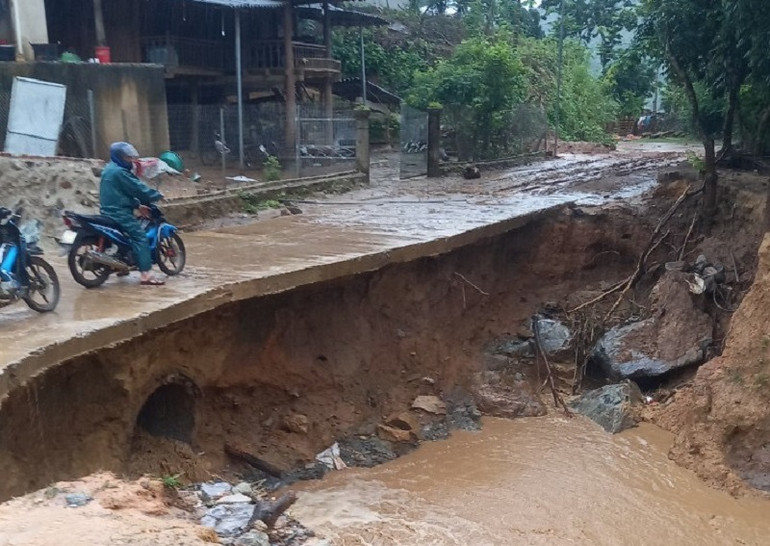 Nước lũ xoáy sâu vào nền đường từ xã Phì Nhừ đi xã Chiềng Sơ, đe dọa đổ sập nền đường và các nhà dân gần đó.