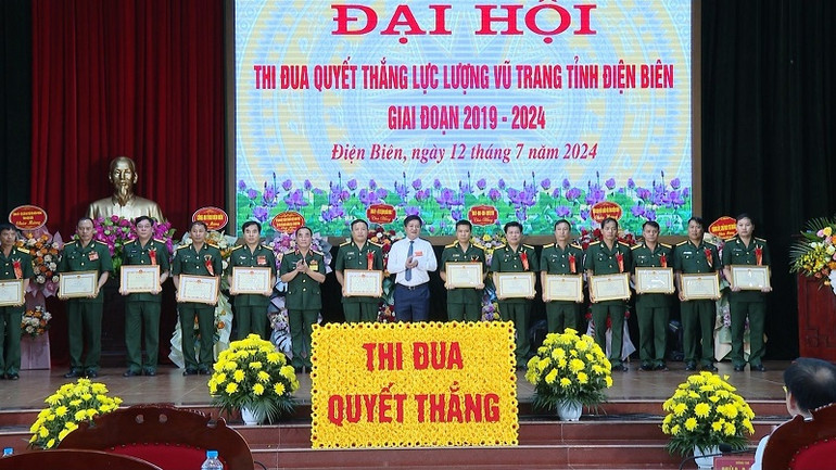 Đồng chí Lê Thành Đô, Chủ tịch Ủy ban nhân dân tỉnh Điện Biên và Thiếu tướng Nguyễn Đăng Khải trao Bằng khen tặng các tập thể, cá nhân có nhiều thành tích xuất sắc trong thực hiện phong trào thi đua quyết thắng. Đồng chí Lê Thành Đô, Chủ tịch Ủy ban nhân dân tỉnh Điện Biên và Thiếu tướng Nguyễn Đăng Khải trao Bằng khen tặng các tập thể, cá nhân có nhiều thành tích xuất sắc trong thực hiện phong trào thi đua quyết thắng.