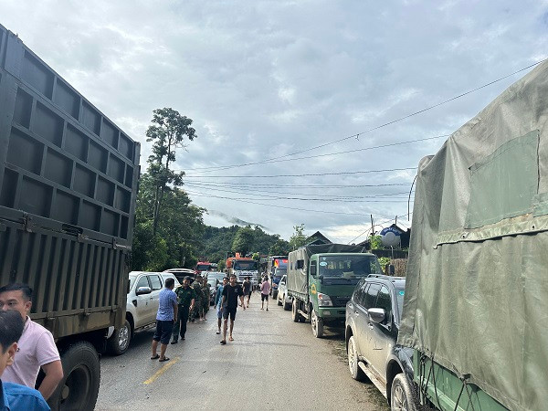 Hiện tại, người và phương tiện không thể lưu thông trên tuyến Quốc lộ 12 (đoạn từ thành phố Điện Biên Phủ-Mường Chà).