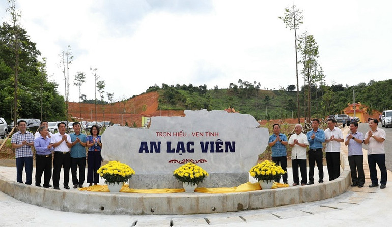 Cán bộ, nhân dân huyện Mường Ảng gắn biển công trình Nghĩa trang nhân dân An Lạc Viên tọa lạc tại xã Ẳng Tở.