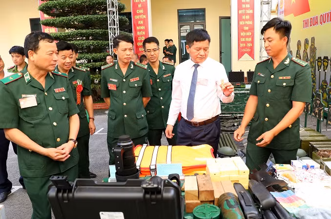 Đồng chí Lê Thành Đô, Chủ tịch Ủy ban nhân dân tỉnh Điện Biên cùng các đại biểu tham quan gian trưng bày công cụ hỗ trợ trong công tác biên phòng.