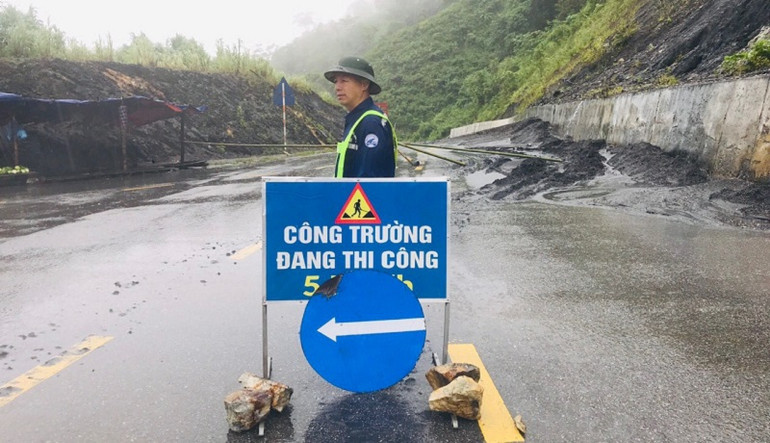 Lực lượng chức năng vừa khẩn trương khắc phục sạt lở tại quốc lộ 12 vừa bảo đảm an toàn giao thông cho người, phương tiện. Lực lượng chức năng vừa khẩn trương khắc phục sạt lở tại quốc lộ 12 vừa bảo đảm an toàn giao thông cho người, phương tiện.