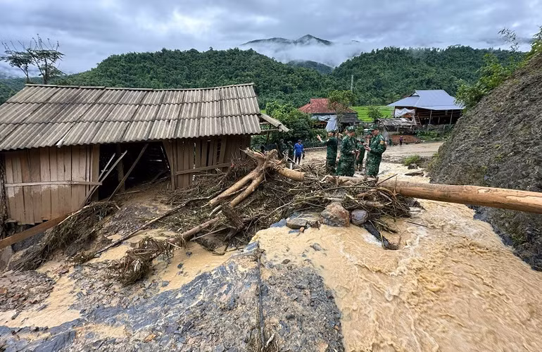 Hiện tại, Mường Pồn vẫn đang có mưa rất lớn, tiềm ẩn nhiều nguy cơ đối với người dân và cả lực lượng cứu hộ, tìm kiếm người bị nạn.