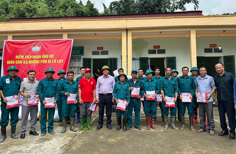 Ông Bùi Đức Giang, Chủ tịch Hiệp hội Doanh nghiệp tỉnh Điện Biên cùng đại diện các doanh nghiệp thành viên Hiệp hội trao quà, động viên cán bộ, dân quân xã Mường Pồn đang nỗ lực hỗ trợ người dân vùng thiên tai, lũ quét.