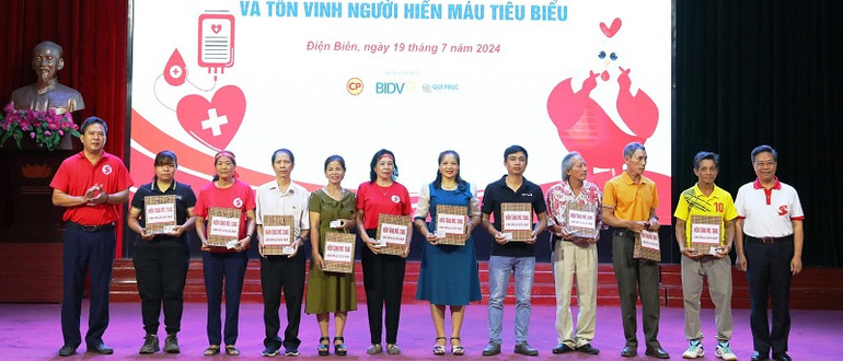 Đại diện Ban tổ chức chương trình Hành trình đỏ trao cảm ơn các tấm gương hiến máu tiêu biểu, lan tỏa phong trào hiến máu tình nguyện cứu người.