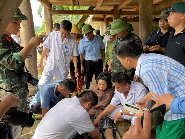 Một trong số những người bị thương do lở đất, lũ quét ở Mường Pồn được các lực lượng chức năng chăm sóc.