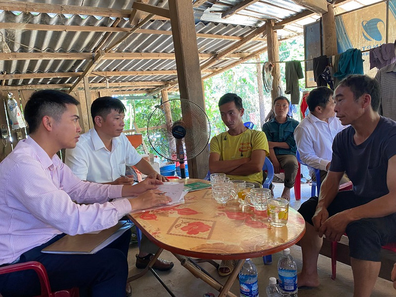 Cán bộ tín dụng Phòng Giao dịch Ngân hàng Chính sách xã hội huyện Mường Nhé về cơ sở hỗ trợ hộ nghèo là đồng bào dân tộc thiểu số làm thủ tục vay vốn.