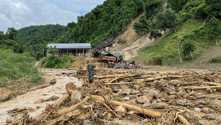 Quốc lộ 12 đoạn qua xã Mường Pồn hiện ngập đất đá.