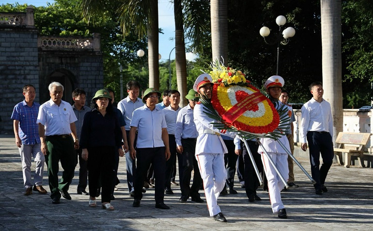Đồng chí Nguyễn Văn Thắng cùng đoàn công tác Bộ Giao thông vận tải viếng Anh hùng liệt sĩ tại Nghĩa trang Liệt sĩ Tông Khao. Đồng chí Nguyễn Văn Thắng cùng đoàn công tác Bộ Giao thông vận tải viếng Anh hùng liệt sĩ tại Nghĩa trang Liệt sĩ Tông Khao.