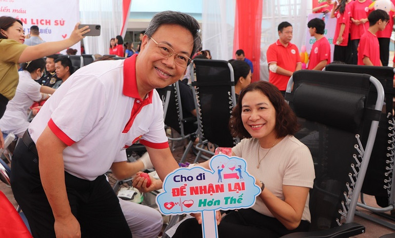 Phó Giáo sư, Tiến sĩ Nguyễn Hà Thanh, Viện trưởng Viện Huyết học-Truyền máu Trung ương, Trưởng Ban tổ chức Hành trình đỏ, động viên người hiến máu tại Điện Biên.