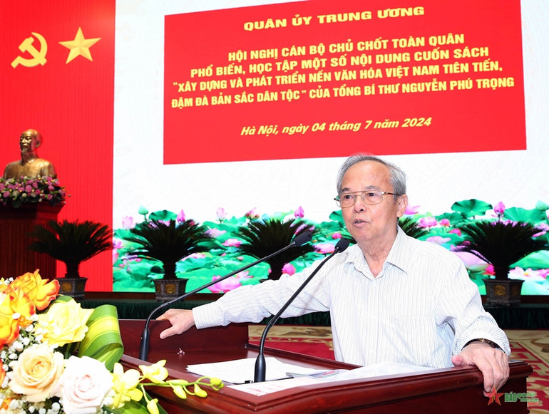 Đại tá, Giáo sư-Tiến sĩ Đinh Xuân Dũng giới thiệu một số nội dung cơ bản của cuốn sách.