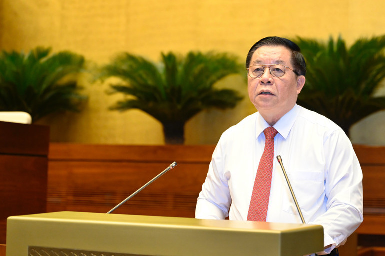 Đồng chí Nguyễn Trọng Nghĩa quán triệt nội dung Quy định số 144-QĐ/TW. (Ảnh Việt Trung)