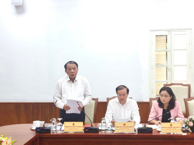 Đồng chí Nguyễn Văn Hùng, Ủy viên Trung ương Đảng, Bộ trưởng Bộ Văn hóa, Thể thao và Du lịch báo cáo tại buổi làm việc.