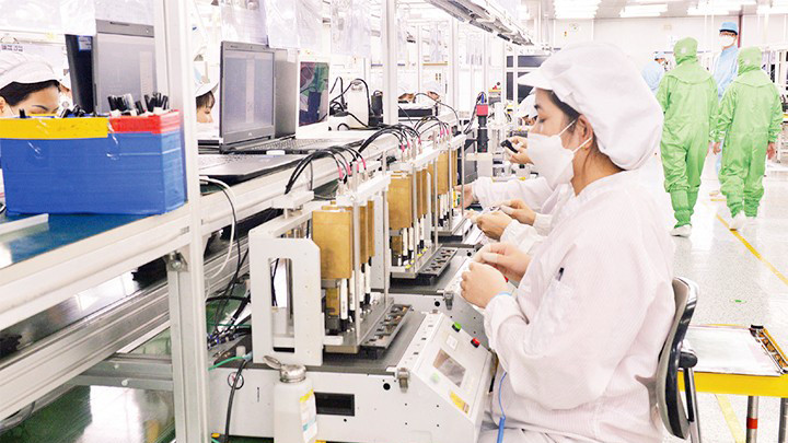 Lao động tại Công ty CrucialTec (Hàn Quốc) ở khu công nghiệp Yên Phong, Bắc Ninh. (Ảnh: Thái Sơn)