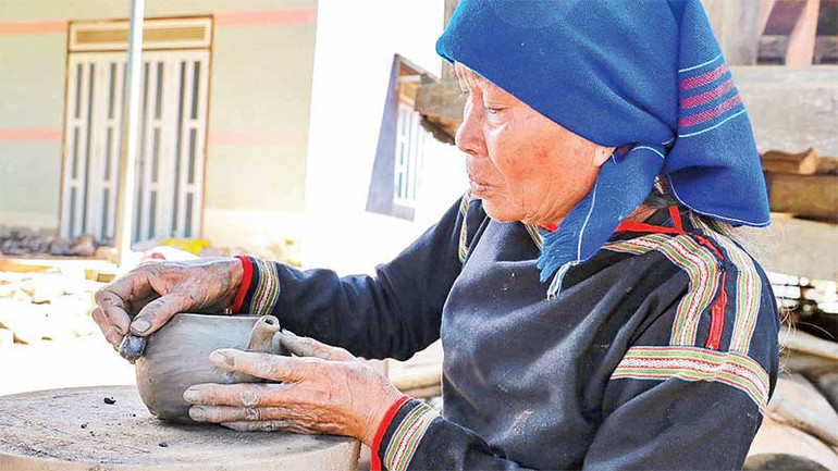 Người M’nông làm thủ công các sản phẩm gốm.