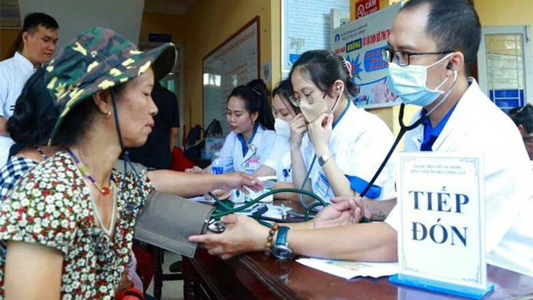 Các thầy thuốc trẻ Bệnh viện Trung ương Huế khám bệnh cho người dân ở huyện Nam Đông (Thừa Thiên Huế).