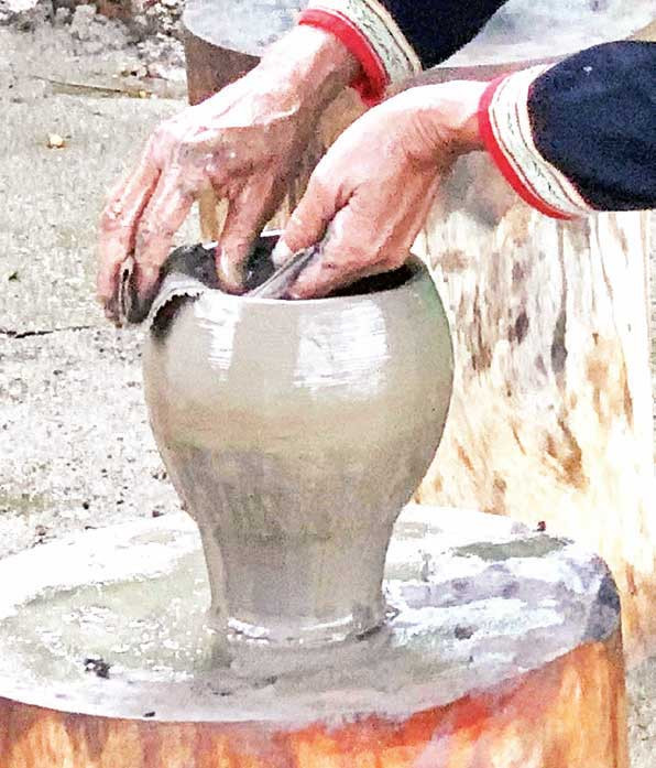 Nguyên liệu làm gốm là đất sét.