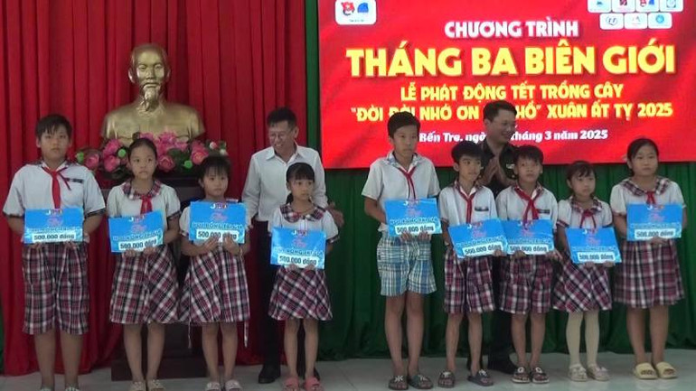 Trao quà cho học sinh có hoàn cảnh khó khăn. (Ảnh: HOÀNG TRUNG) Trao quà cho học sinh có hoàn cảnh khó khăn. (Ảnh: HOÀNG TRUNG)