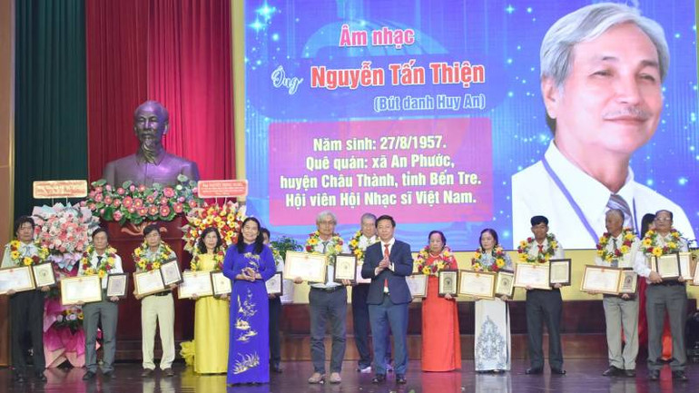 Lãnh đạo tỉnh Bến Tre trao giải thưởng Nguyễn Đình Chiểu cho các cá nhân. (Ảnh: HOÀNG TRUNG)