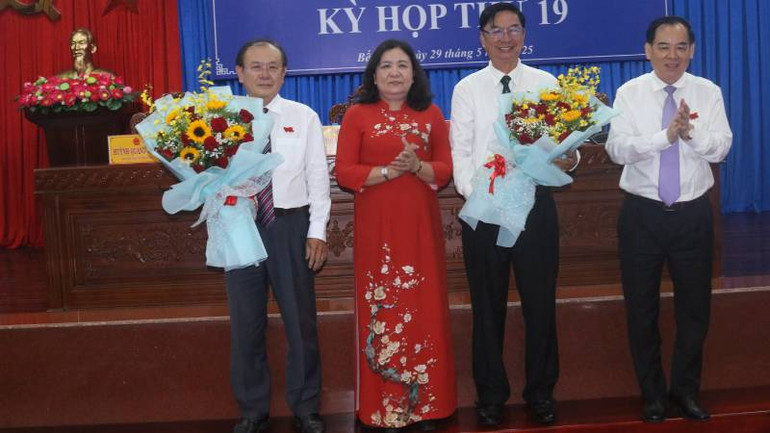 Lãnh đạo tỉnh Bến Tre tặng hoa 2 Phó Chủ tịch Hội đồng nhân dân tỉnh Bến Tre nghỉ hưu theo quy định. (Ảnh HOÀNG TRUNG) Lãnh đạo tỉnh Bến Tre tặng hoa 2 Phó Chủ tịch Hội đồng nhân dân tỉnh Bến Tre nghỉ hưu theo quy định. (Ảnh HOÀNG TRUNG)