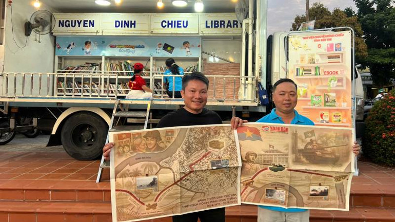 Văn phòng đại diện Báo Nhân Dân tại tỉnh Bến Tre phối hợp Thư viện Nguyễn Đình Chiểu phát miễn phí phụ san đến bạn đọc. (Ảnh: HOÀNG TRUNG)