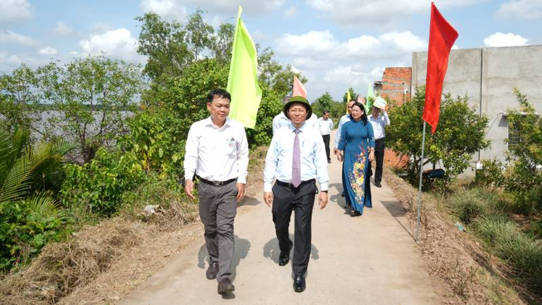 Dự án nâng cấp, gia cố chống sạt lở đê bao cồn Tam Hiệp giúp bảo vệ tính mạng, tài sản cho hơn 3.000 hộ dân. (Ảnh: HOÀNG TRUNG)