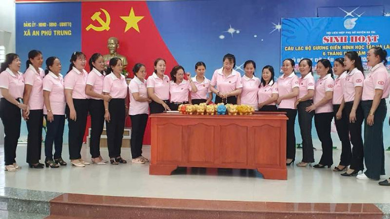 Hội Liên hiệp Phụ nữ huyện Ba Tri tổ chức sinh hoạt câu lạc bộ gương điển hình và đập heo đất tiết kiệm hỗ trợ hoàn cảnh khó khăn. (Ảnh: HOÀNG TRUNG)