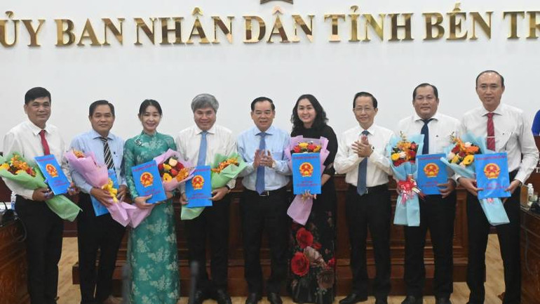 Chủ tịch Ủy ban nhân dân tỉnh Bến tre Trần Ngọc Tam trao quyết định bổ nhiệm Ban Giám đốc Sở Tài chính. (Ảnh: HOÀNG TRUNG)