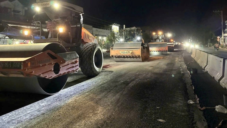 Gói thầu đường dẫn vào cầu được thi công "3 ca, 4 kíp" để đẩy nhanh tiến độ. (Ảnh: Ban Quản lý dự án Mỹ Thuận cung cấp) Gói thầu đường dẫn vào cầu được thi công "3 ca, 4 kíp" để đẩy nhanh tiến độ. (Ảnh: Ban Quản lý dự án Mỹ Thuận cung cấp)