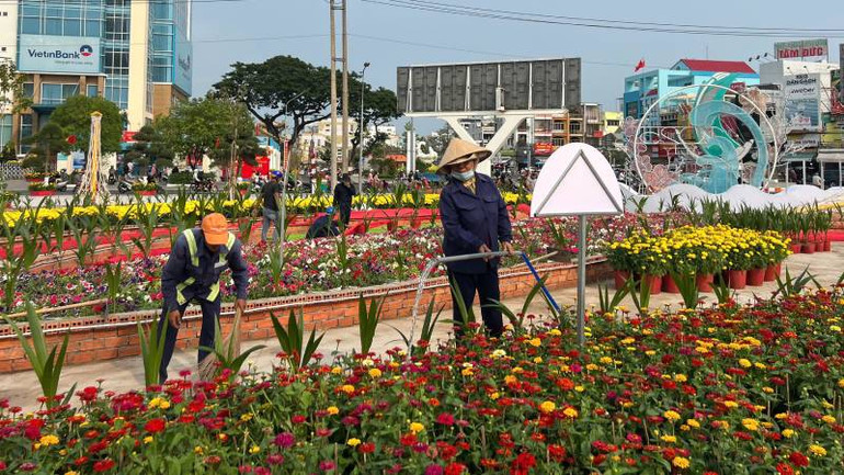 Công nhân đang hoàn tất những công đoạn cuối cùng tại công viên Bến Tre để phục vụ nhân dân đón Tết. (Ảnh: HOÀNG TRUNG)