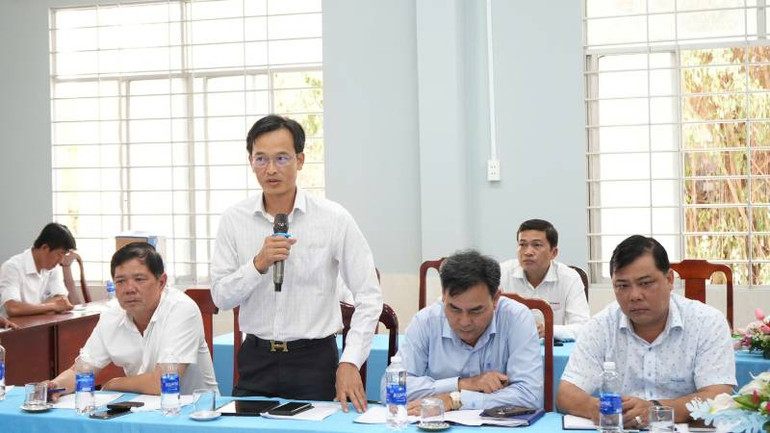 Đại biểu phát biểu bàn giải pháp tháo gỡ vướng mắc công trình đường dây 110kV Phú Thuận-Bình Đại. (Ảnh: HOÀNG TRUNG)