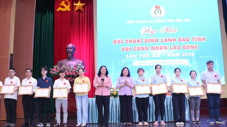 Lãnh đạo tỉnh Bến Tre trao Bằng khen cho công nhân lao động có thành tích tiêu biểu, xuất sắc trong lao động sản xuất năm 2024. (Ảnh: HOÀNG TRUNG) Lãnh đạo tỉnh Bến Tre trao Bằng khen cho công nhân lao động có thành tích tiêu biểu, xuất sắc trong lao động sản xuất năm 2024. (Ảnh: HOÀNG TRUNG)