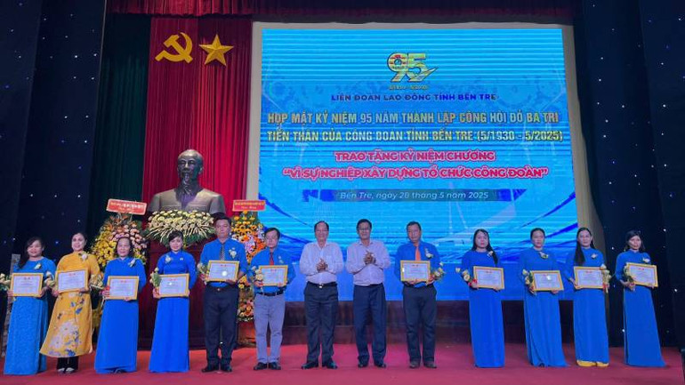 Trao kỷ niệm chương cho cán bộ công đoàn tại buổi họp mặt. (Ảnh: HOÀNG TRUNG)