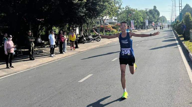 Vận động viên Hứa Thuận Long về nhất ở cự ly 10km nam. (Ảnh: HOÀNG TRUNG) Vận động viên Hứa Thuận Long về nhất ở cự ly 10km nam. (Ảnh: HOÀNG TRUNG)