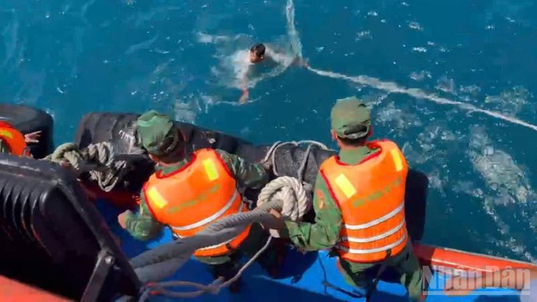 Ngư dân gặp nạn đã được các lực lượng kịp thời ứng cứu trên biển. (Ảnh: Bộ đội Biên phòng tỉnh Bến Tre cung cấp)