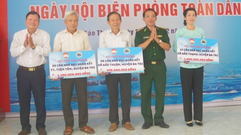 Trao bảng tượng trưng hỗ trợ xây dựng nhà Đại đoàn kết tại huyện Ba Tri. (Ảnh: HOÀNG TRUNG)