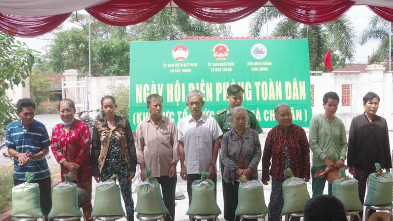 Trao quà cho người dân có hoàn cảnh khó khăn tại huyện Ba Tri. (Ảnh: HOÀNG TRUNG)