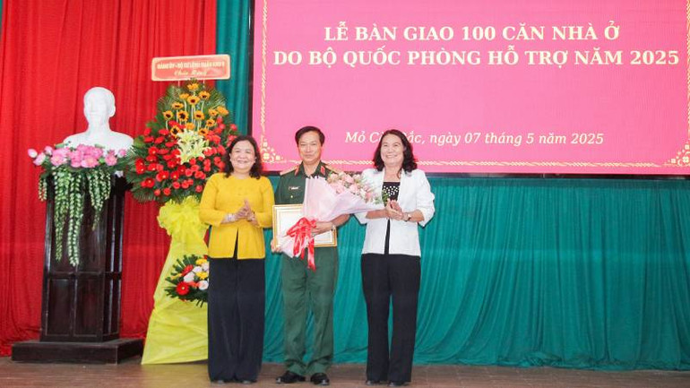 Lãnh đạo tỉnh Bến Tre trao Bằng khen cho đơn vị Quân khu 9 đã tích cực hỗ trợ xóa nhà tạm, nhà dột nát trên địa bàn. (Ảnh: HOÀNG TRUNG)