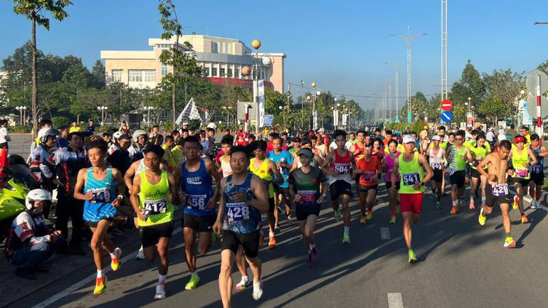 Các vận động viên tranh tài tại cự ly 10km. (Ảnh: HOÀNG TRUNG) Các vận động viên tranh tài tại cự ly 10km. (Ảnh: HOÀNG TRUNG)