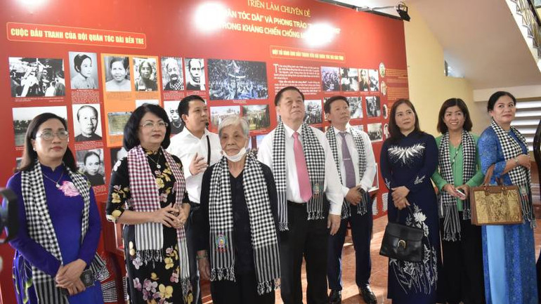 Đại biểu tham dự Hội thảo tham quan triển lãm ảnh về "Đội quân tóc dài" và phong trào "Ba đảm đang" trong kháng chiến chống Mỹ cứu nước. (Ảnh: HOÀNG TRUNG)