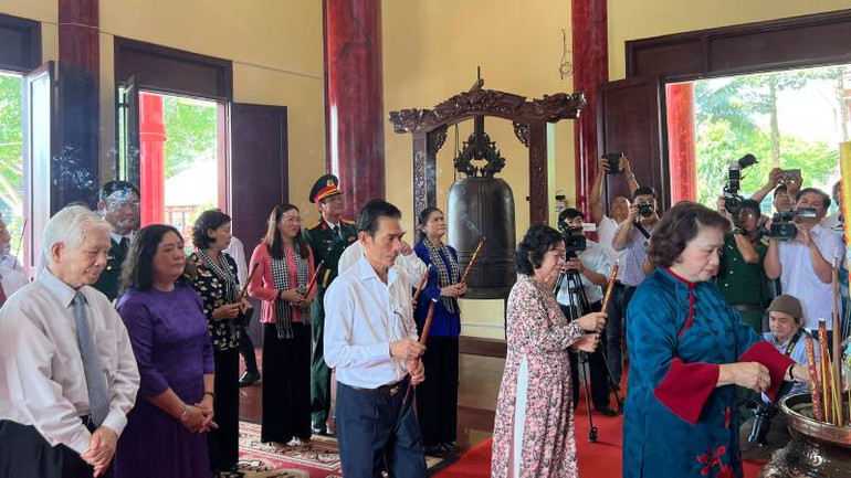 Lãnh đạo tham dự buổi Lễ dâng hương tại Khu lưu niệm Nữ tướng Nguyễn Thị Định. (Ảnh: HOÀNG TRUNG)