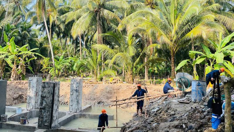 Thi công công trình đường dây 110kV trên địa bàn tỉnh Bến Tre. (Ảnh: HOÀNG TRUNG)