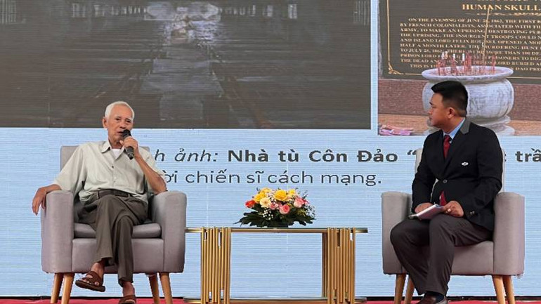 Ông Lê Văn Thức kể chuyện bị giam tại nhà tù Côn Đảo và bức ảnh "Ngày hội ngộ". (Ảnh: HOÀNG TRUNG)