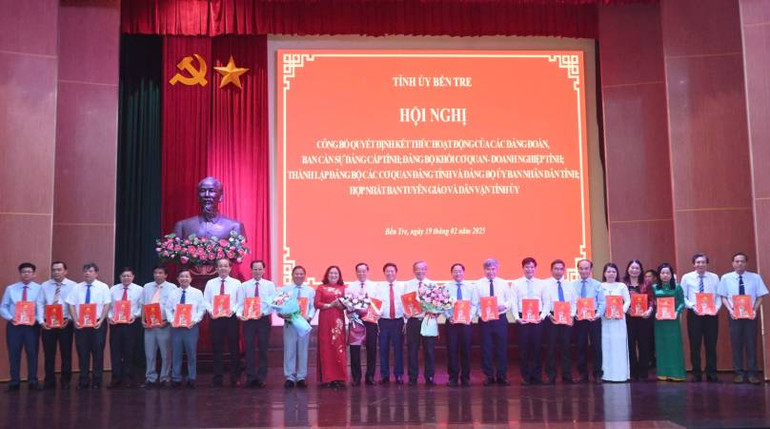 Trao Quyết định chỉ định Ban Chấp hành Đảng bộ Ủy ban nhân dân tỉnh Bến Tre. (Ảnh: HOÀNG TRUNG)